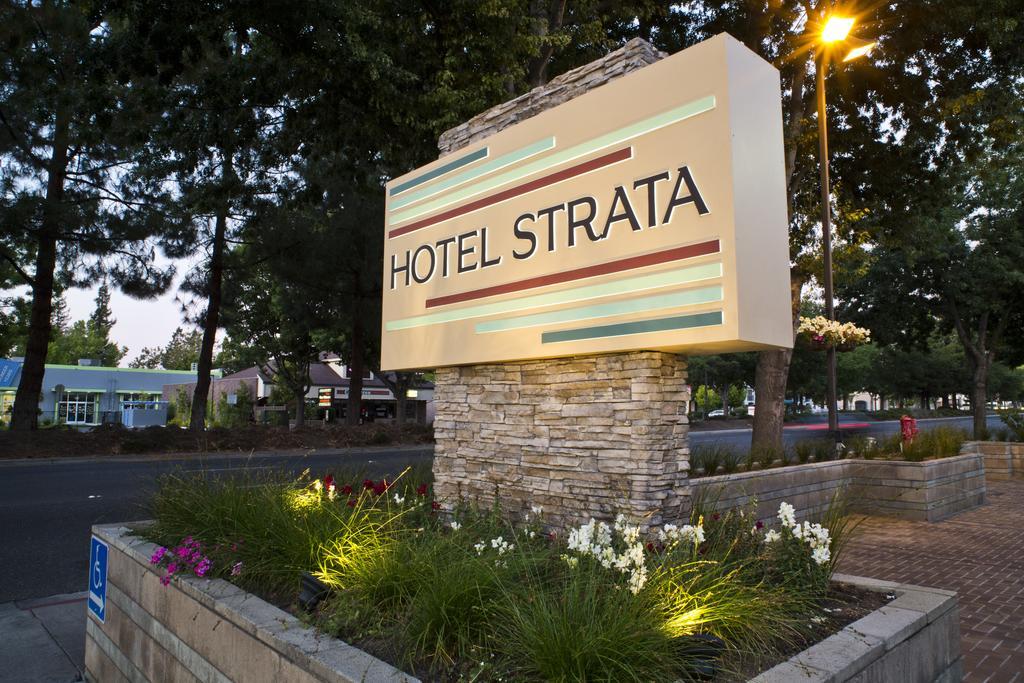 Hotel Strata Mountain View Exterior photo